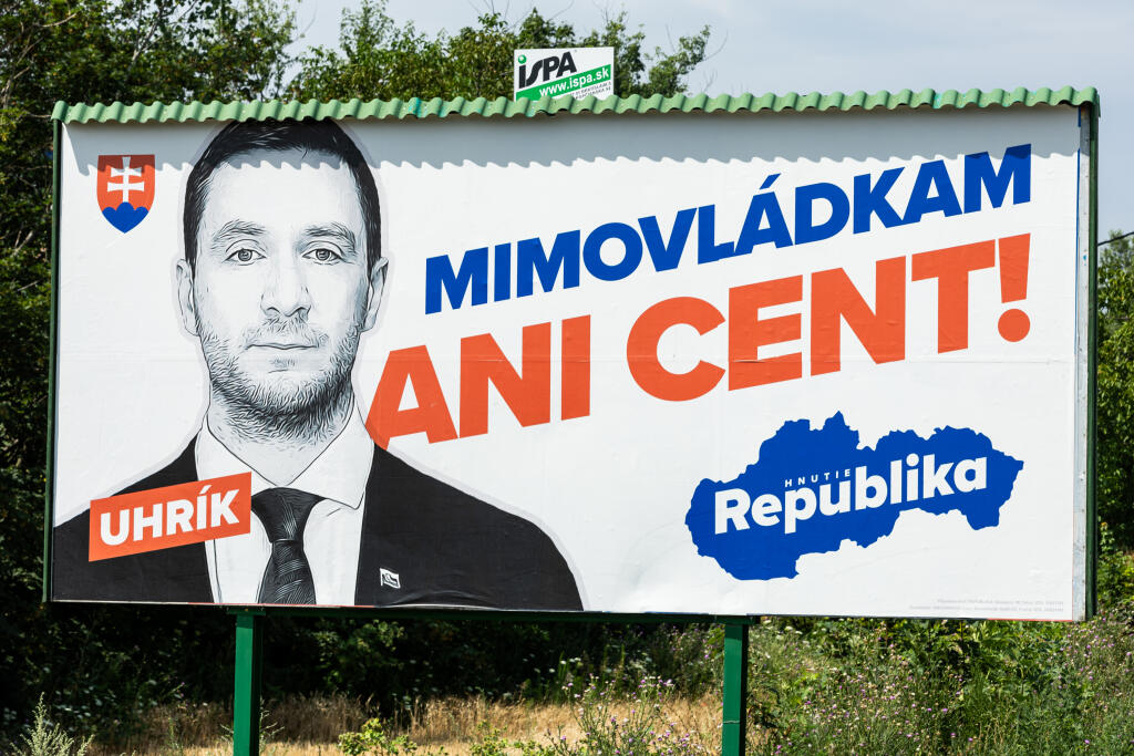 Billboard politickej strany HNUTIE REPUBLIKA s Milanom Uhríkom v Bratislave.