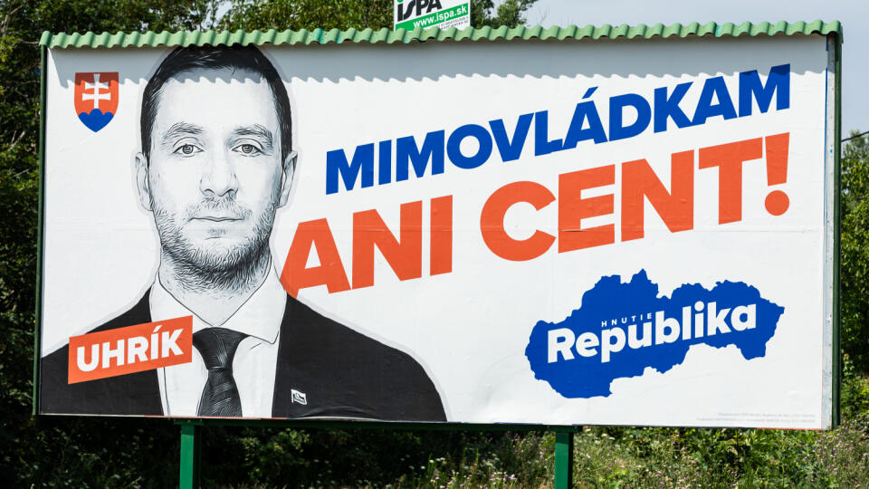 Billboard politickej strany HNUTIE REPUBLIKA s Milanom Uhríkom v Bratislave. V jednej prozápadnej mimovládke Nová Generácia (NG) však dva roky pôsobil.