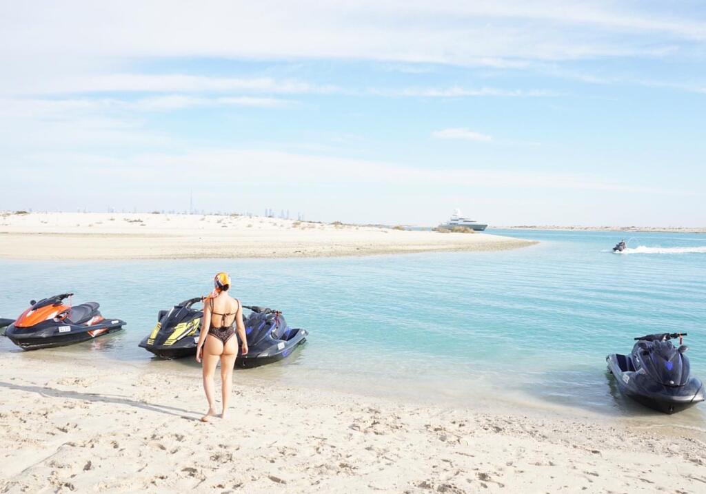 Georgina ukázala svoje pozadie na pláži v Dubaji.