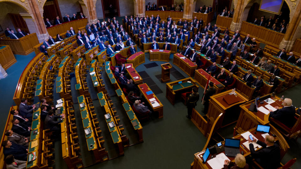 Poslanci maďarského Národného zhromaždenia zvolili v tajnom hlasovaní za novú prezidentku kandidátku vládneho bloku Fidesz-KDNP Katalin Novákovú. Jej protikandidátom bol nominant opozičného zoskupenia V jednote za Maďarsko Péter Róna. Na snímke prázdne parlamentné lavice opozičných poslancov, ktorí sa nezúčastnili na vyhlásení prezidentských volieb v Budapešti vo štvrtok 10. marca 2022. FOTO TASR - Ladislav Vallach