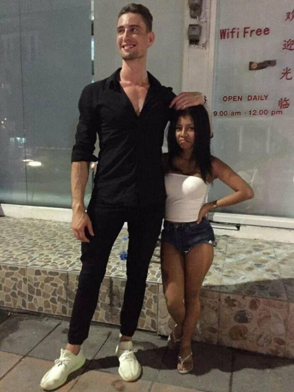 Парням нравятся низкие девушки. Высокий мужчина. Высокий парень с девушкой. Миниатюрная девушка и высокий мужчина. Рост 195 см.