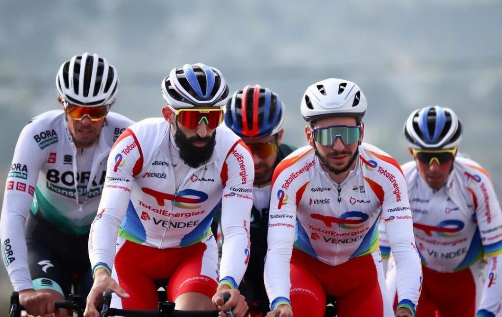 Peter Sagan (v strede vzadu) už zarezáva s novým tímom, ale kvôli zmluve s Bora-Hansgrohe musí mať na sebe ešte do konca roka dres svojho starého zamestnávateľa.