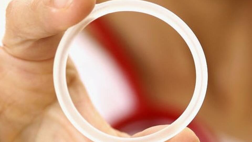 Почему стоит кольцо. Кольцо контрацептивное. Вагинальное кольцо контрацепция. Новаринг. Кольцо гормональное противозачаточное.