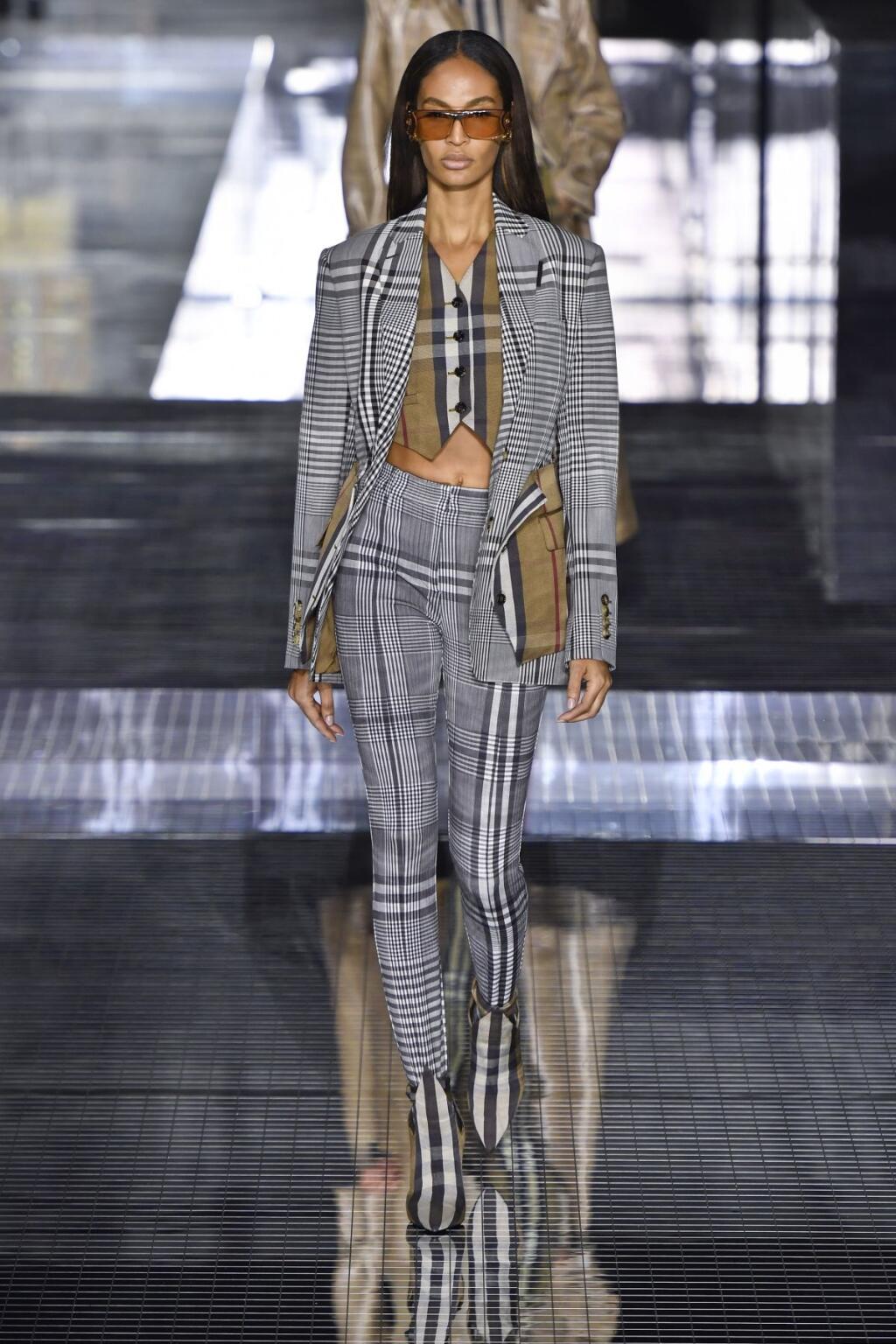 BURBERRY
Viaceré verzie
kára a štýlová
vesta dotvoria
pánsky look.