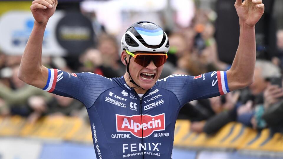 KK84 Oudenaarde - Holandský cyklista Mathieu van der Poel z tímu Alpecin-Fenix triumfoval na nedeľnom 106. ročníku pretekov Okolo Flámska 3. apríla 2022 v belgickom meste Oudenaarde. FOTO TASR/AP
Netherland's Mathieu Van Der Poel of the Alpecin Fenix team crosses the finish line to win the Ronde van Vlaanderen in Oudenaarde, Belgium, Sunday, April 3, 2022. (AP Photo/Geert Vanden Wijngaert)