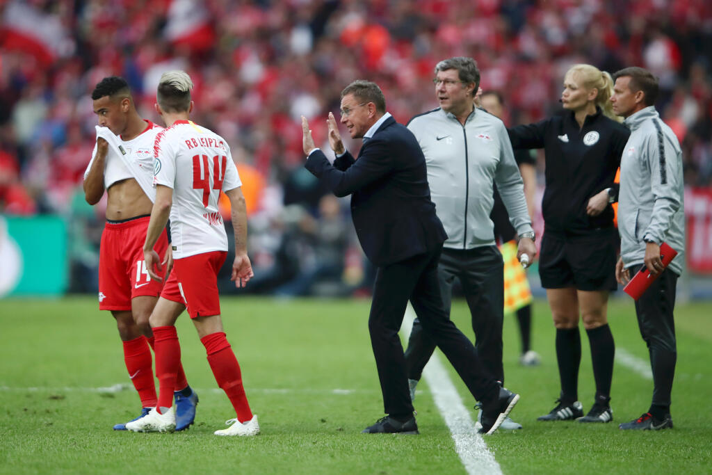 Ralf Rangnick (tretí zľava) viedol v minulosti aj futbalistov nemeckého RB Lipsko.