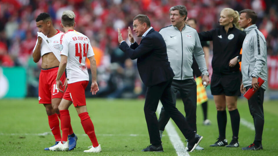 Ralf Rangnick (tretí zľava) viedol v minulosti aj futbalistov nemeckého RB Lipsko.