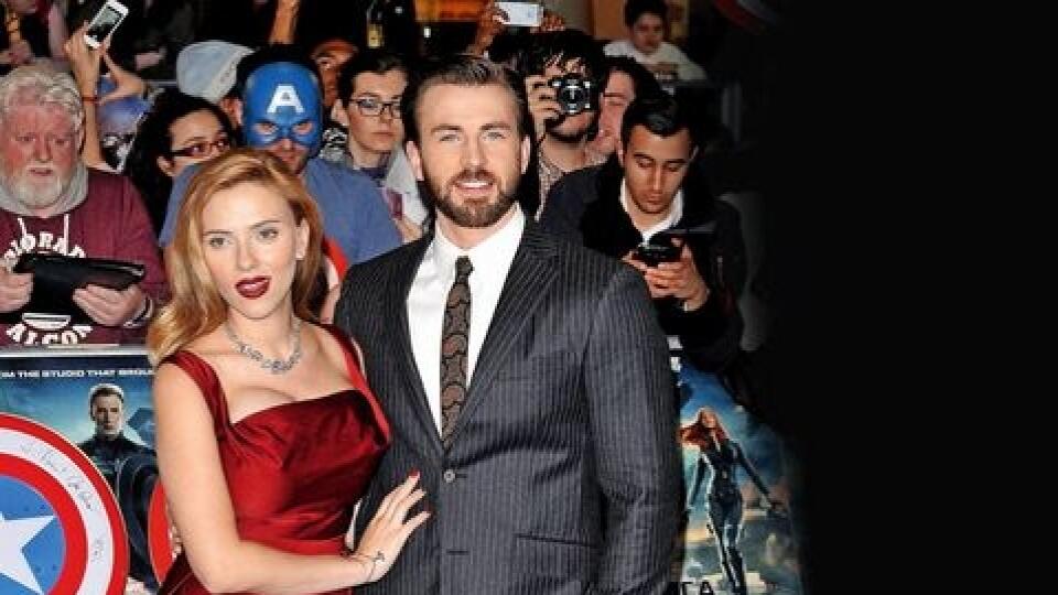 „Black Widow“ Scarlett Johansson, ktorá Chrisovi ako superhrdinka skvele kontruje, je už v 6. mesiaci tehotenstva. Preto na premiére pútala pozornosť bujným dekoltom a neproporčným strihom šiat.