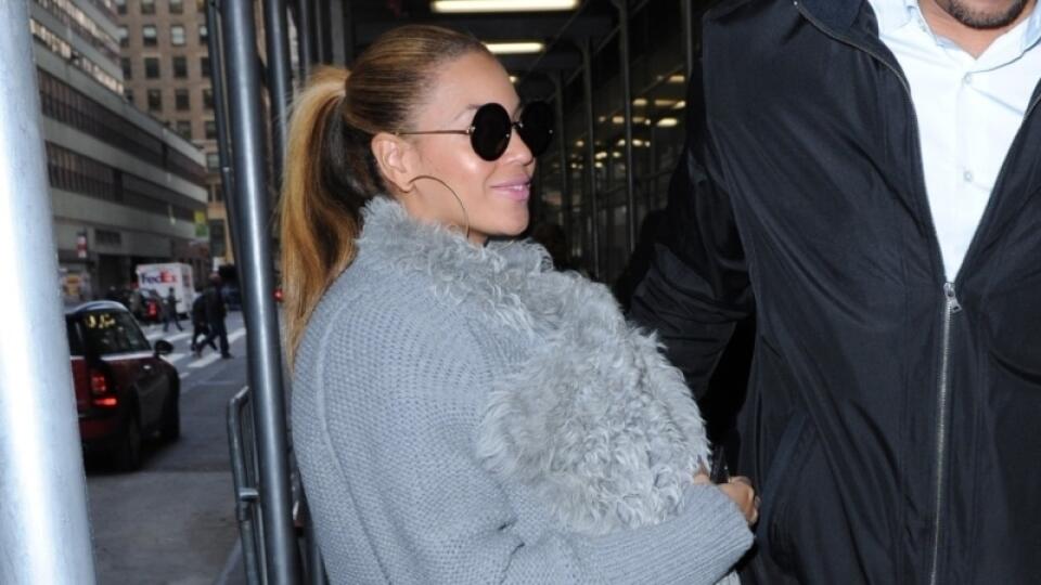 Znovu tehotná?:
Nie, to si len
Beyoncé vyšla
s dcérkou von.