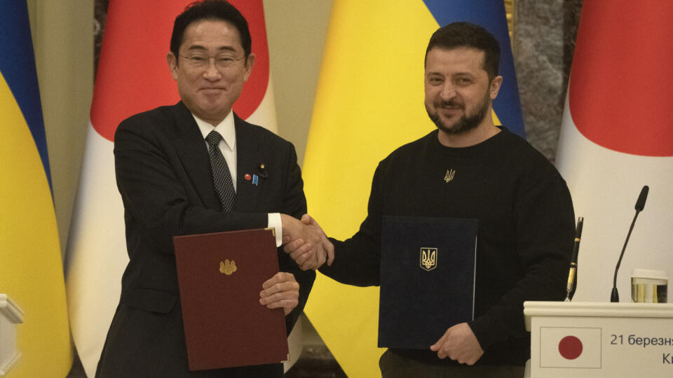 KK25 Kyjev - Japonský premiér Fumio Kišida (vľavo) a ukrajinský prezident Volodymyr Zelenskyj pózujú po podpise dokumentov 21. marca 2023 v Kyjeve. Kišida chce návštevou preukázať solidaritu tamojšiemu prezidentovi Volodymyrovi Zelenskému. Kišidova návšteva Ukrajiny sa zhoduje s prebiehajúcou návštevou čínskeho prezidenta Si Ťin-pchinga v Rusku.  V meste Buča neďaleko Kyjeva ruské sily na začiatku invázie na Ukrajinu zabili stovky civilistov. Tamojšie úrady uviedli, že od ukončenia ruskej okupác