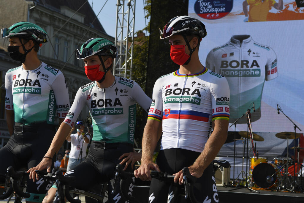 Cyklistické preteky Okolo Slovenska začínajú prológom 15. septembra 2021 v Košiciach na Hlavnej ulici. Na snímke z predstavovania jednotlivých tímov a pretekárov vpravo Peter Sagan z tímu Bora – Hansgrohe.