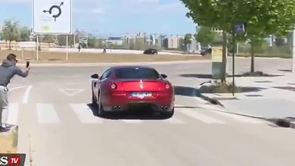 Cristiano Ronaldo si potrpí na luxusné autá: Na tréning v minulosti dofrčal na tomto Ferrari