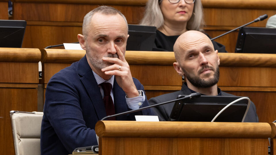 Poslanci Národnej rady Slovenskej republiky hlasovali o skrátenom legislatívnom konaní v prípade zmien Trestného zákona. Na snímke zľava je Tomáš Valášek a Michal Truban.