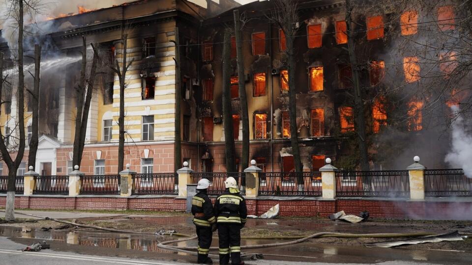 Na severozápade Ruska došlo k obrovskému požiaru, plamene zachvátili vojenský výskumný ústav v meste Tver. Z miesta hlásia obete aj zranených.