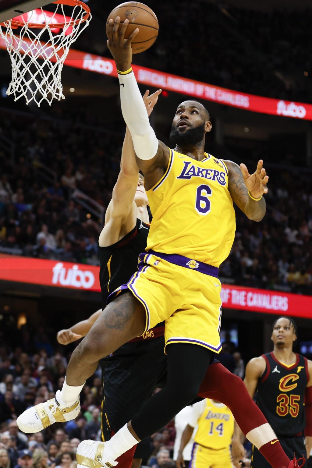 JB 2 Cleveland - Hráč Los Angeles Lakers LeBron James (vpravo hore) strieľa na kôš cez Lauriho Markkanena z Clevelandu Cavaliers v basketbalovom zápase zámorskej NBA v Clevelande 21. marca 2022. FOTO TASR/AP
Los Angeles Lakers' LeBron James (6) shoots against Cleveland Cavaliers' Lauri Markkanen during the second half of an NBA basketball game, Monday, March 21, 2022, in Cleveland. (AP Photo/Ron Schwane)