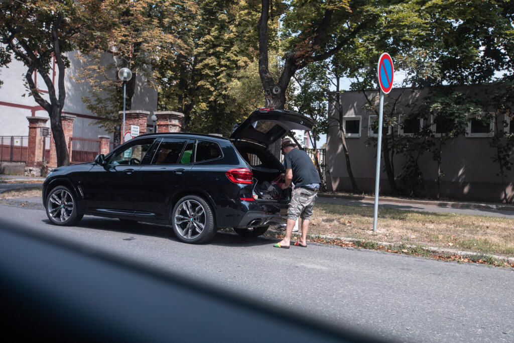 Spevák nakladá batožinu Denisy.