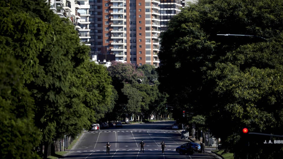 EBE 7 Buenos Aires - Na snímke policajti stoja na prázdnom bulvári v argentínskom Buenos Aires 23. marca 2020. Vláda v rámci opatrení proti šíreniu nového koronavírusu nariadila