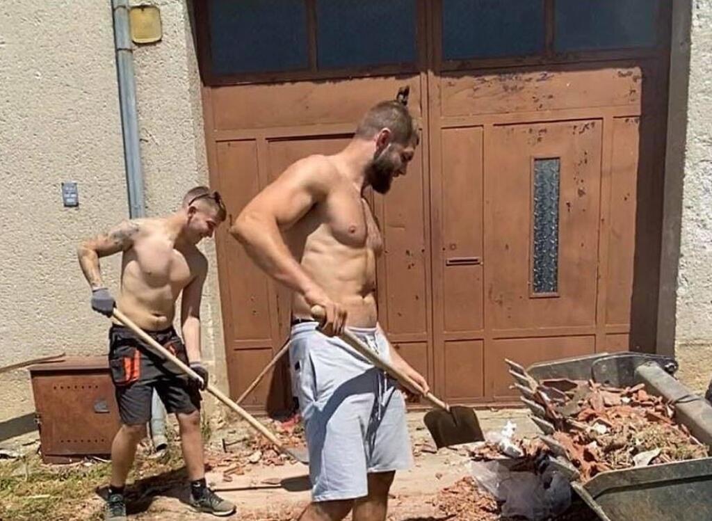 Obetiam tornáda prišiel pomôcť aj bojovník Jiří Procházka.