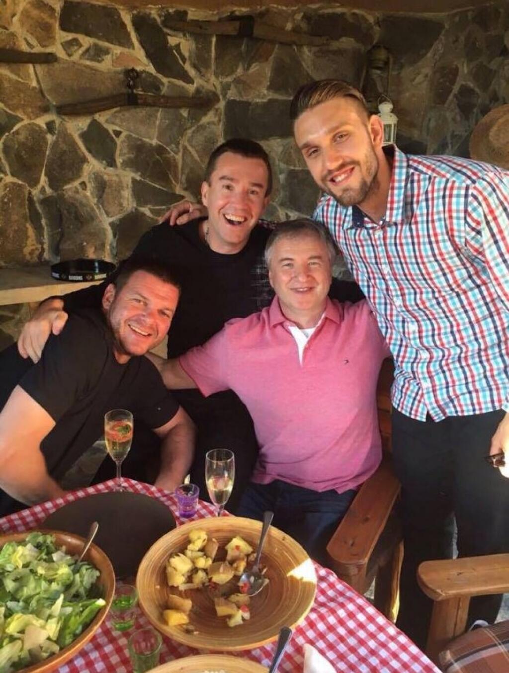 Žigmund Pálffy a jeho syn Denis Hudec sa prvý raz zvítali na narodeninovej oslave hokejovej legendy, dohromady ich dal Jozef Stümpel, na snímke vľavo.
