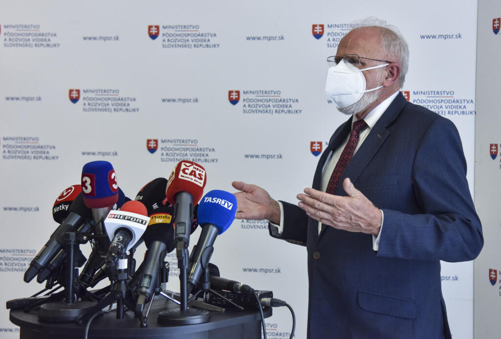 Na snímke minister pôdohospodárstva a rozvoja vidieka SR Ján Mičovský (OĽANO) počas mimoriadneho vyhlásenia 7. júna 2021 v Bratislave. Minister pôdohospodárstva a rozvoja vidieka Ján Mičovský sa rozhodol stiahnuť svoju demisiu. Odôvodnil to množstvom podporných vyhlásení na jeho adresu, ktoré ho presvedčili, aby