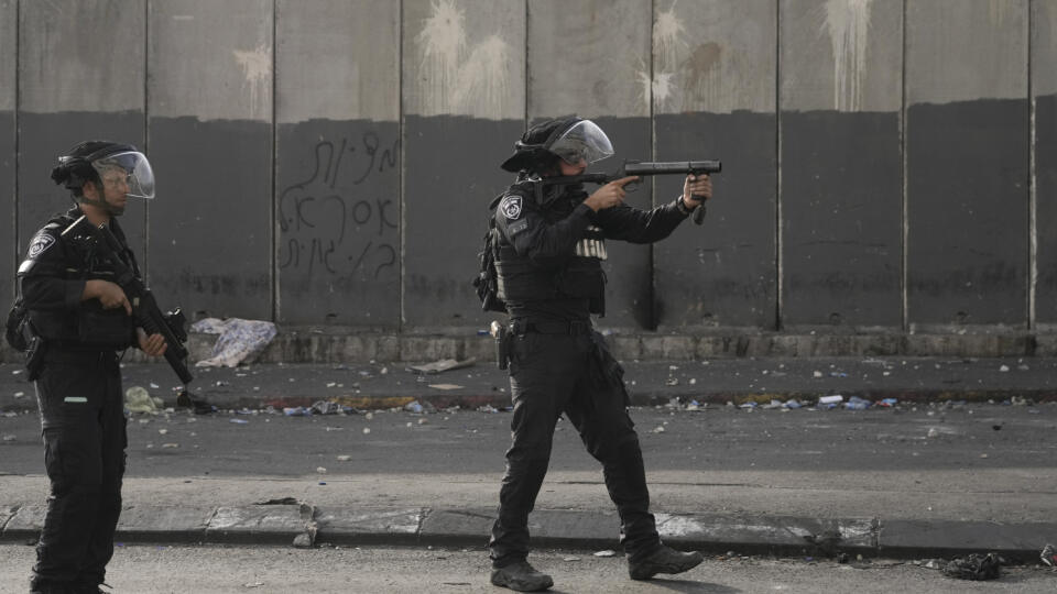 JB 20 Jeruzalem - Izraelskí policajti zasahujú proti Palestínčanom počas zrážok v utečeneckom tábore Šuafát v Jeruzaleme 12. októbra 2022. Palestínčania vo východnom Jeruzaleme vyhlásili na stredu štrajk na protest proti raziám izraelských bezpečnostných zložiek v jednom z utečeneckých táborov. Cieľom razií je vypátrať útočníka, ktorý cez víkend smrteľne postrelil izraelského vojaka a stále je na úteku. TASR informuje podľa správy agentúry AFP. V Starom meste i na hlavnej obchodnej ulici vo výc