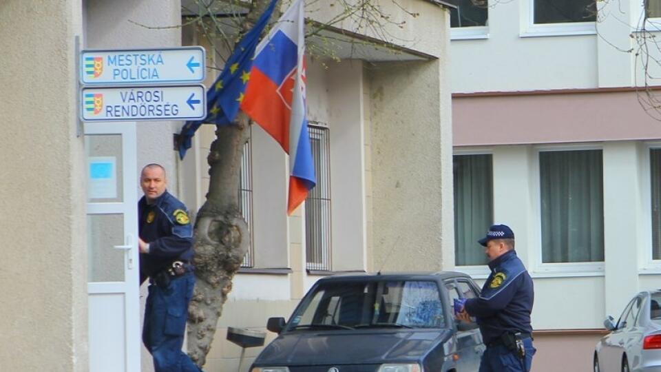 Koniec výjazdu! Policajti sa s nákupom vrátili do tepla a pohodlia policajnej stanice.