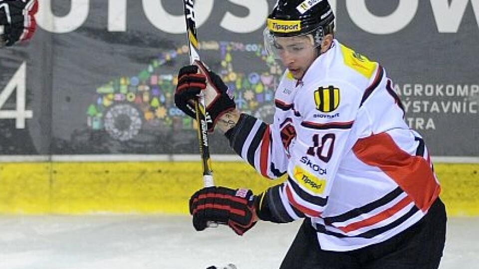 Marek Slovák z HK Nitra (vľavo) a Henrich Jaborník z HC´05 Banská Bystrica (vpravo) počas 6. kola slovenskej hokejovej Tipsport extraligy 2014/2015 medzi HK Nitra - HC´05 Banská Bystrica. Nitra, 26. september 2014. Foto: SITA/Martin Havran