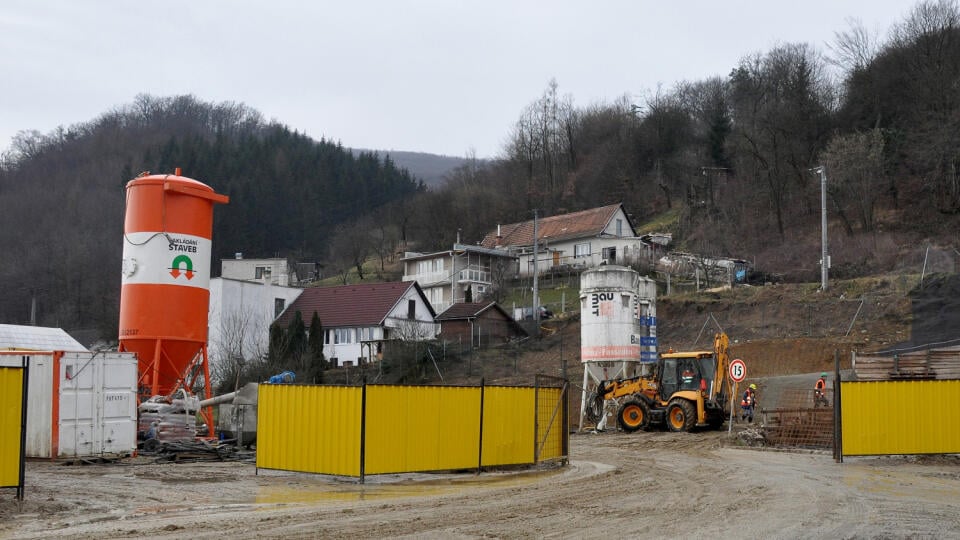 Tie, ktoré zostali: Investor vykúpil len časť domov v tesnej blízkosti stavby. Hodnota tých, ktoré zostali, prudko klesla.