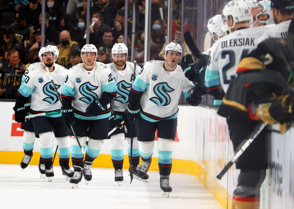 Hokejisti Seattlu oslavujú vôbec prvý gól klubu v NHL o ktorý sa zaslúžil Ryan Donato (v popredí).