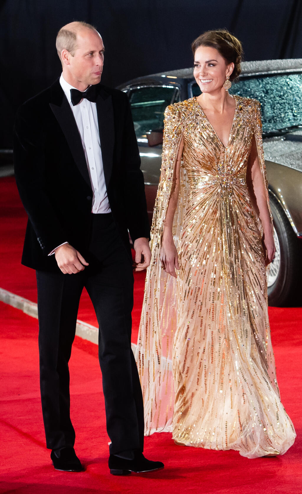 Princ William a Kate prichádzajú na premiéru novej bondovky.
