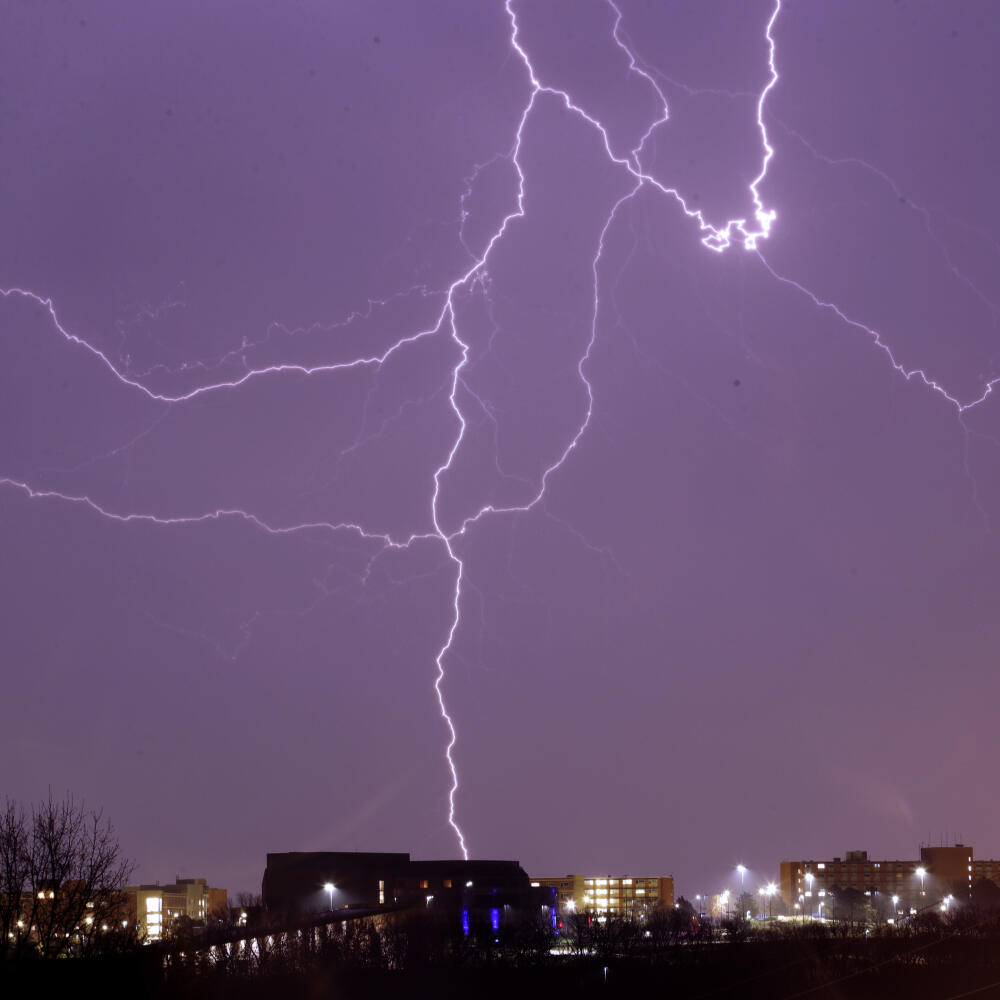 JB 3 Lawrence - Blesk nad budovou Univerzity v Kansase v americkom meste Lawrence 26. marca 2020. FOTO TASR/AP
Lightning is seen in the sky over the University of Kansas in Lawrence, Kan., Thursday, March 26, 2020. Strong winds and hail are forecast for the area. (AP Photo/Orlin Wagner)