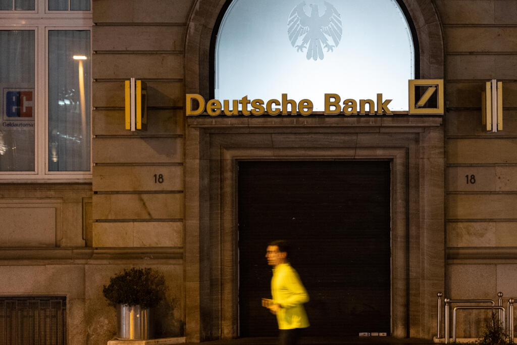 KK22 Frankfurt nad Mohanom - Na snímke muž beží okolo pobočky banky Deutsche Bank 26. októbra 2022 vo frankfurte nad Mohanom. Nemecká Deutsche Bank v stredu oznámila, že jej čistý zisk za 3. štvrťrok vzrástol viac ako päťnásobne. Vedenie to pripísalo programu reštrukturalizácie, ktorý sa začal v roku 2019 a podľa neho prináša ovocie. FOTO TASR/DPA
26.10.2022, Hessen, Frankfurt/Main: Ein Jogger läuft an einer Filiale der Deutschen Bank vorbei. Am 26.10.2022 stellt Deutschlands größtes Geldhaus se