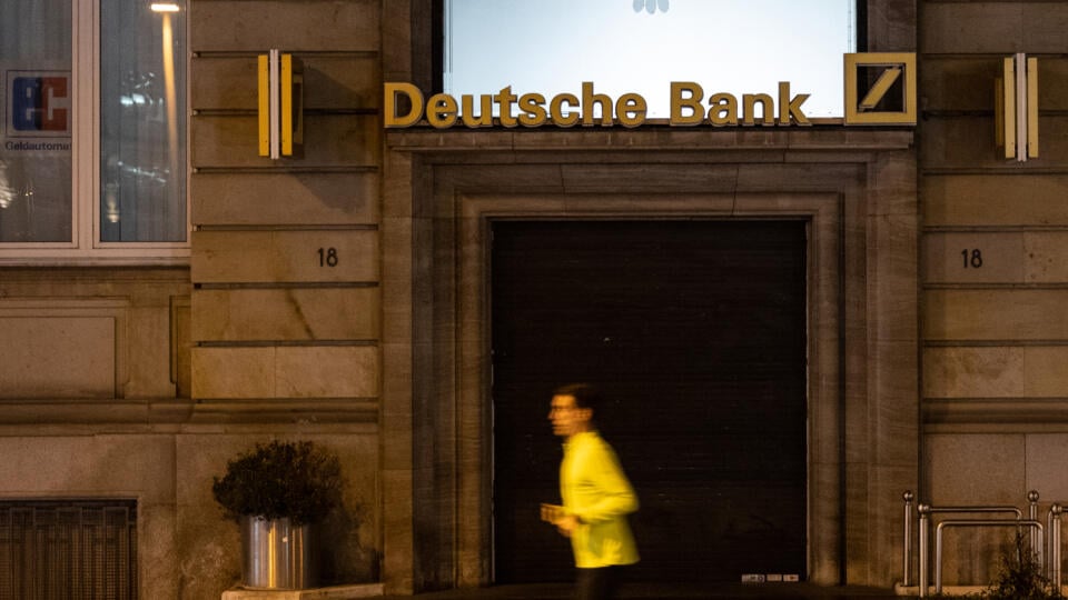 KK22 Frankfurt nad Mohanom - Na snímke muž beží okolo pobočky banky Deutsche Bank 26. októbra 2022 vo frankfurte nad Mohanom. Nemecká Deutsche Bank v stredu oznámila, že jej čistý zisk za 3. štvrťrok vzrástol viac ako päťnásobne. Vedenie to pripísalo programu reštrukturalizácie, ktorý sa začal v roku 2019 a podľa neho prináša ovocie. FOTO TASR/DPA
26.10.2022, Hessen, Frankfurt/Main: Ein Jogger läuft an einer Filiale der Deutschen Bank vorbei. Am 26.10.2022 stellt Deutschlands größtes Geldhaus se