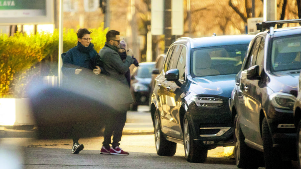 MATÚŠ VALLO S RODINOU Auto, v strede, odstavil tam, kde nemal.