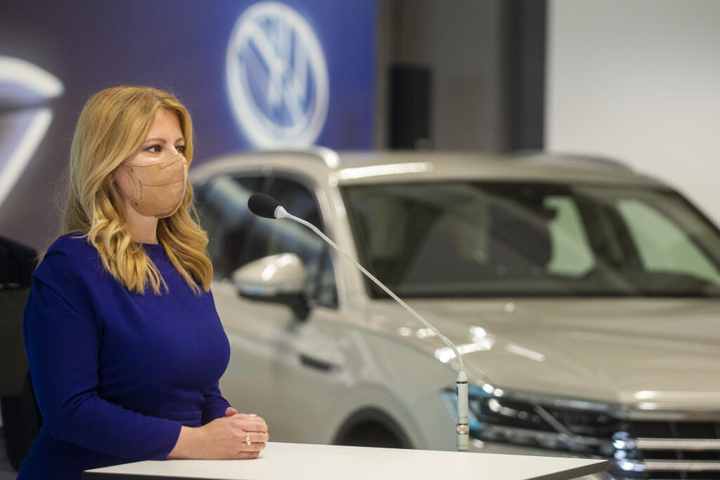 Na snímke prezidentka SR Zuzana Čaputová hovorí počas tlačovej konferencie pri príležitosti návštevy závodu spoločnosti Volkswagen spojenej s 30. výročím jeho vzniku 31. mája 2021 v Bratislave. FOTO TASR - Jakub Kotian
