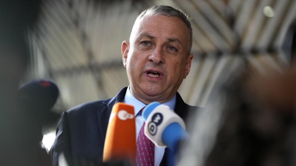 WA 19 Brusel - Český minister priemyslu a obchodu Josef Sikela, ktorého krajina predsedá rade EÚ, odpovedá na otázky novinárov počas príchodu mimoriadne zasadnutie ministrov priemyslu členských krajín EÚ v Bruseli v utorok 26. júla 2022. Ministri budú v utorok diskutovať o potenciálnom úplnom zastavení dodávok plynu z Ruska. Hlavnou témou ich mimoriadneho zasadnutia bude príprava na takúto krízovú situáciu. Ruský koncern Gazprom pokračuje v znižovaní dodávok plynu cez Nord Stream 1. Gazprom v po