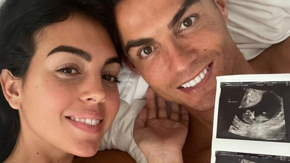Koniec októbra 2021 - Cristiano a Georgina oznámili, že čakajú dvojičky.