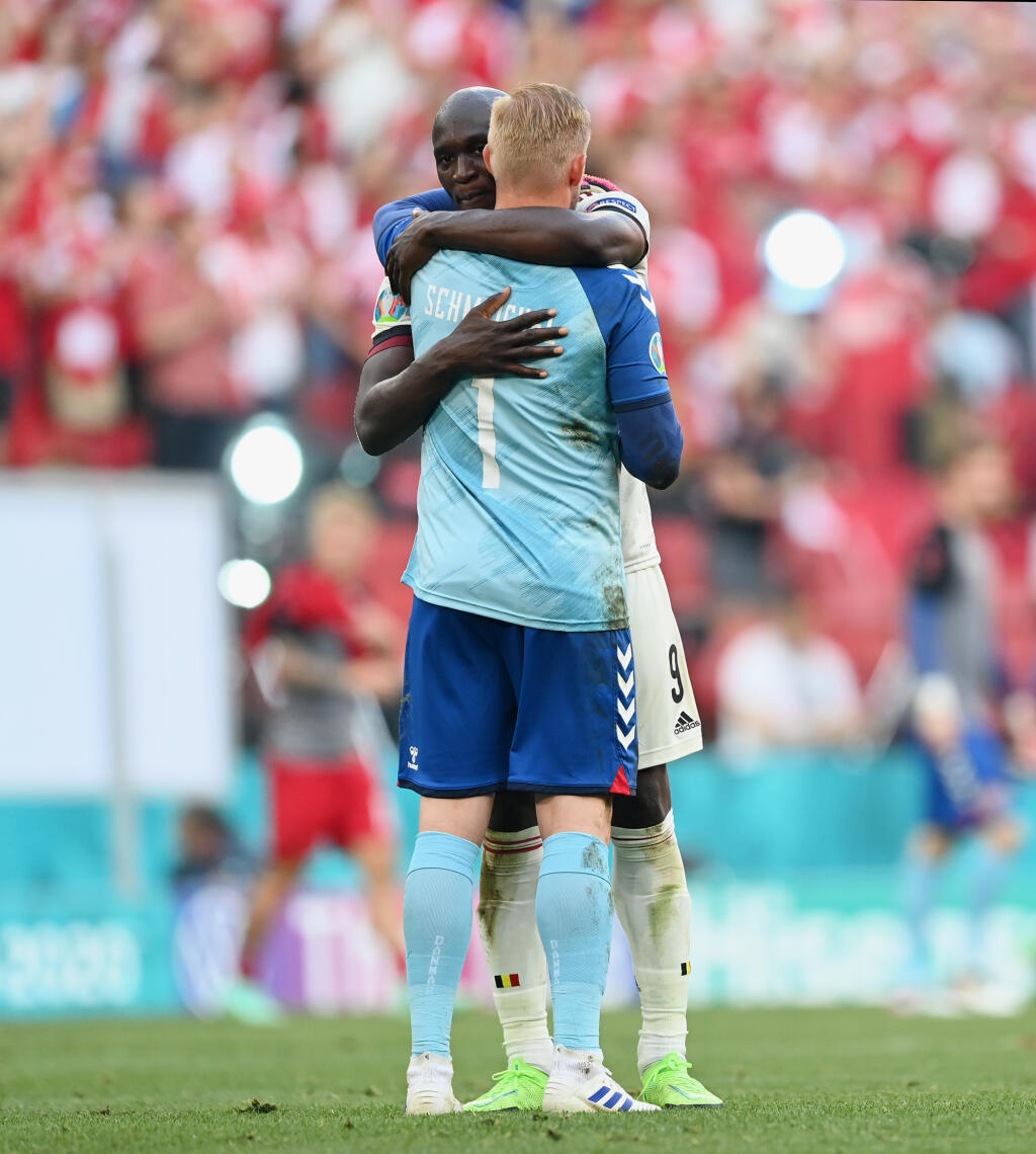 Romelu Lukaku sa objal aj s brankárom Kasperom Schmeichelom.
