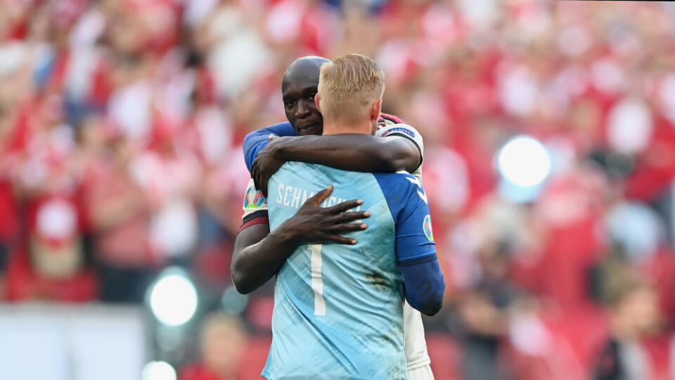 Romelu Lukaku sa objal aj s brankárom Kasperom Schmeichelom.
