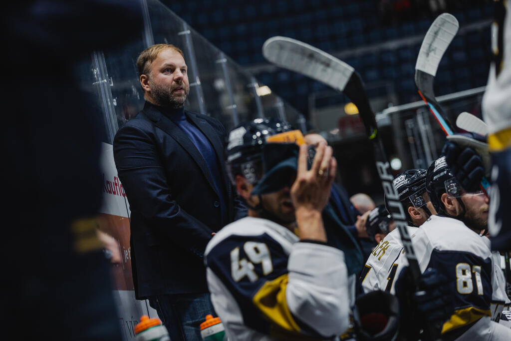 Na snímke Robert Döme (Slovan)počas zápasu 1.kola Tipos Extraligy 2021/2022 medzi HC Slovan Bratislava a HK Dukla Trenčín.