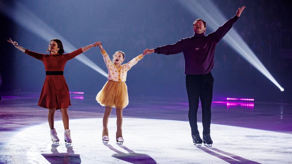 Na snímke Maria Petrova a Alexei Tichonov spolu s dcérkou počas ľadovej show Fire on Ice, ktorá bola poctu kariére česko-slovenskej krasokorčuliarskej legendy Jozefa Sabovčíka.