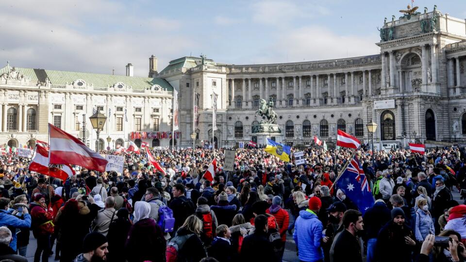 WA 27 Viedeň - Ľudia protestujú proti sprísneniu pandemických opatrení vo Viedni v sobotu 20. novembra 2021. Rakúsko zavedie po rekordnom počte nových prípadov nákazy koronavírusom plošný lockdown, ktorý sa začne v pondelok 22. novembra a bude sa týkať zaočkovaných aj nezaočkovaných občanov. Oznámil to v piatok predpoludním kancelár Alexander Schallenberg. Lockdown bude trvať maximálne 20 dní s prehodnotením situácie po desiatich dňoch. FOTO TASR/AP
People take part in a dmonstration against