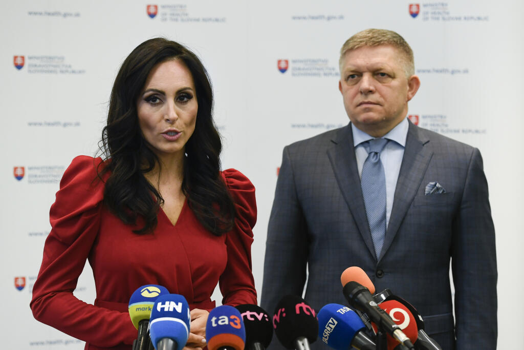 Na snímke zľava ministerka zdravotníctva SR Zuzana Dolinková (HLAS-SD) a predseda vlády SR Robert Fico (SMER-SD) počas vyhlásenia po spoločnom stretnutí na Ministerstve zdravotníctva SR 8. novembra 2023 v Bratislave. FOTO TASR - Pavel Neubauer















