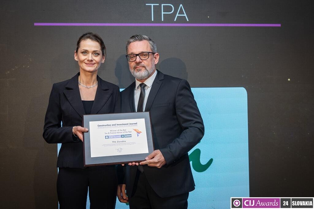 Mária Janušková a Peter Ďanovský prebrali za spoločnosť TPA Slovakia v poradí už tretie ocenenie CIJ Awards v kategórii Best Tax & Financial Advisory.