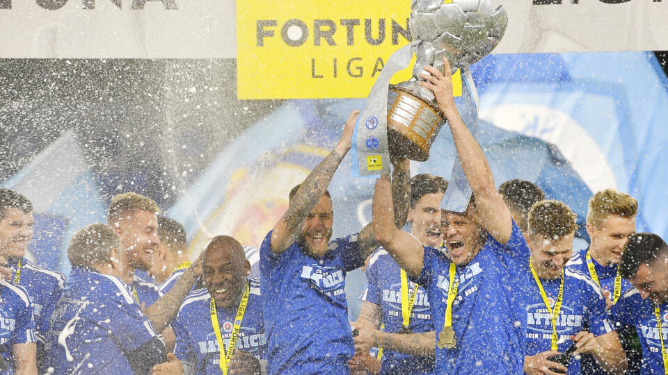 Na snímke hráči Slovana oslavujú s trofejou titul po zápase záverečného 10. kola nadstavbovej časti Fortuna ligy v skupine o titul ŠK Slovan Bratislava - AS Trenčín (2:1).