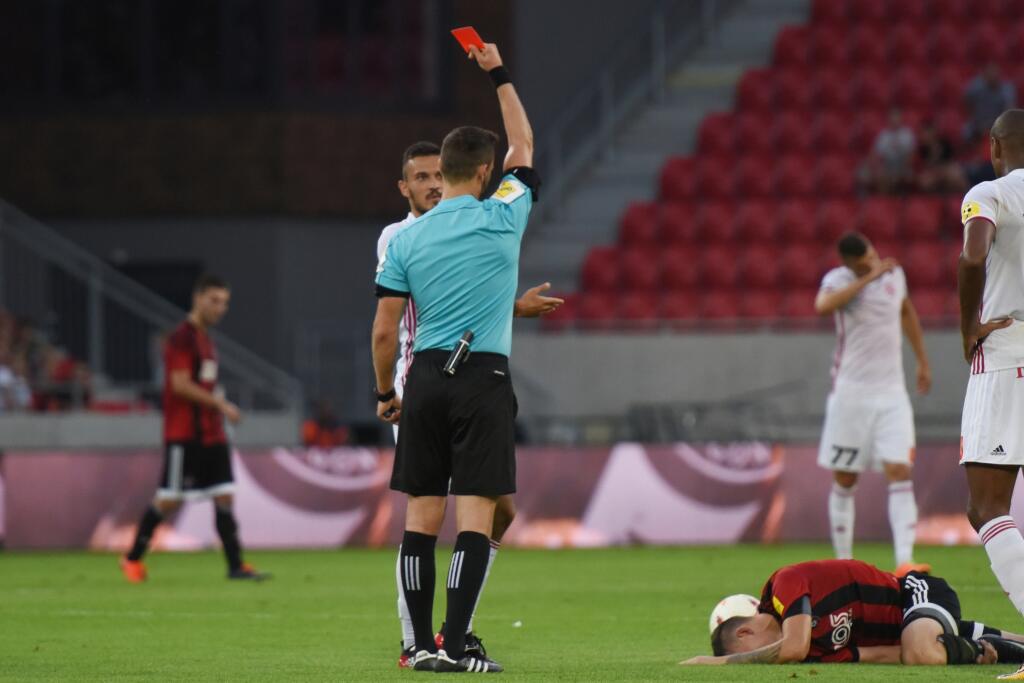 Na snímke rozhodca Ivan Kružliak dáva červenú kartu Martinovi Šulekovi z Trenčína v zápase 3. kola Fortuna ligy FC Spartak Trnava - AS Trenčín v Trnave v sobotu 5. augusta 2017. FOTO TASR - Lukáš Grinaj
