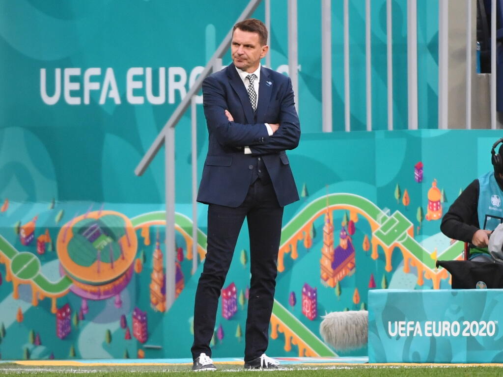 ŠTEFAN TARKOVIČ. Kocianovo hodnotenie: Keď sa na zápas pozeráme s odstupom, povieme si, že výsledok je dôležitejší ako predvedená hra. Myslím, že nikto od nášho mužstva neočakával, že budeme dominovať a hrať oku lahodiaci futbal. Hrali sme to, na čo máme, Tarkovič zvolil správnu taktiku, ktorú máme vžitú. Vymýšľať niečo iné by bola samovražda. Aj v otázke zostavy zvolil tréner správne rozhodnutie, či už s Dudom na hrote, alebo so zaradením Hromadu a niekoľkých ďalších otáznych pozícií.