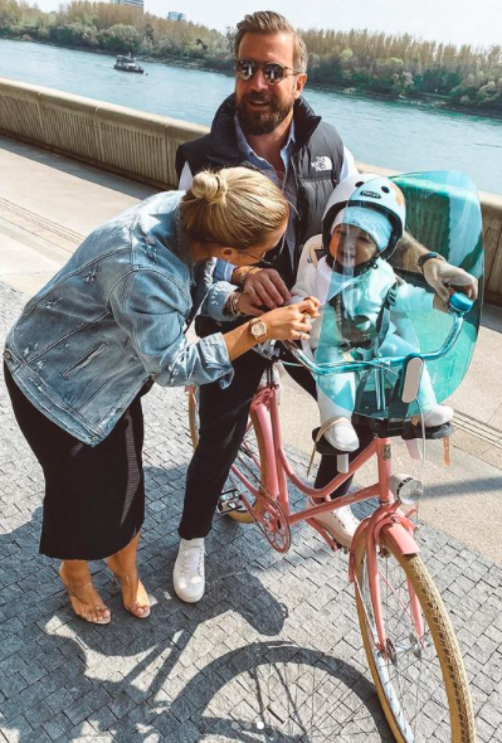 Domča často berie synčeka na výlety a svojim fanúšikom ukázala novučičký ružový bicykel s modrým štítom, ktorý chráni Jakubka.