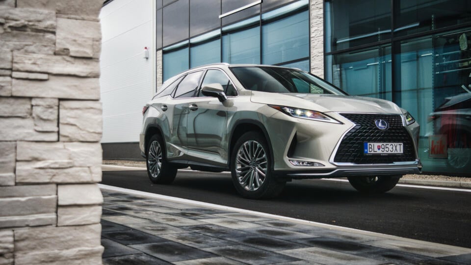 Lexus RX 450hL.