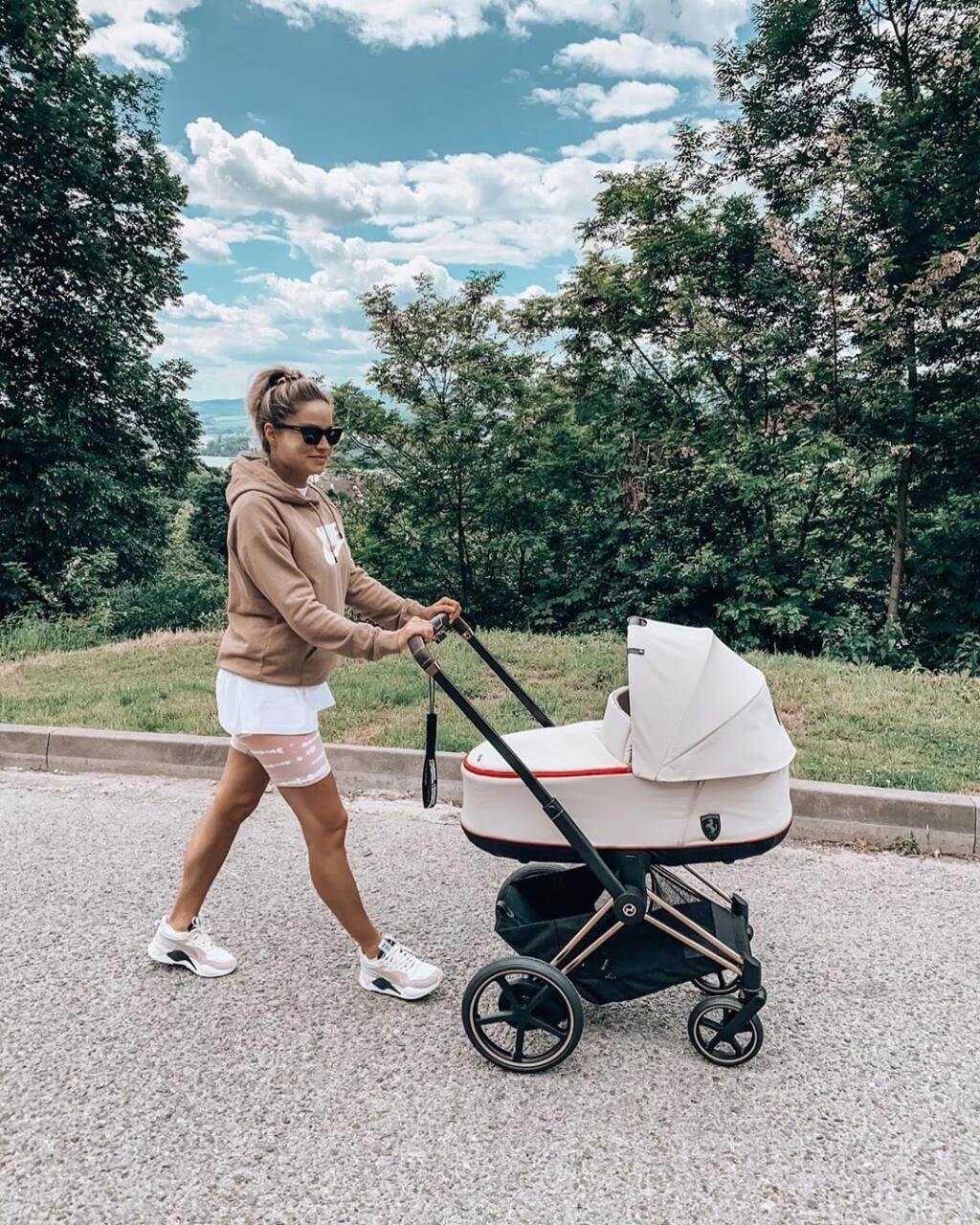 Gáboríkovci konečne kočíkujú dcérku Bellu a všetkým padol pohľad na luxusný kočík. Manželka slovenského hokejistu uviedla aj obchod, v ktorom kočík kúpila. Len „vanička“ naň na internetovej stránke obchodu stojí vyše 400 eur a kompletný kombinovaný kočík vás vyjde na minimálne 1600 eur.